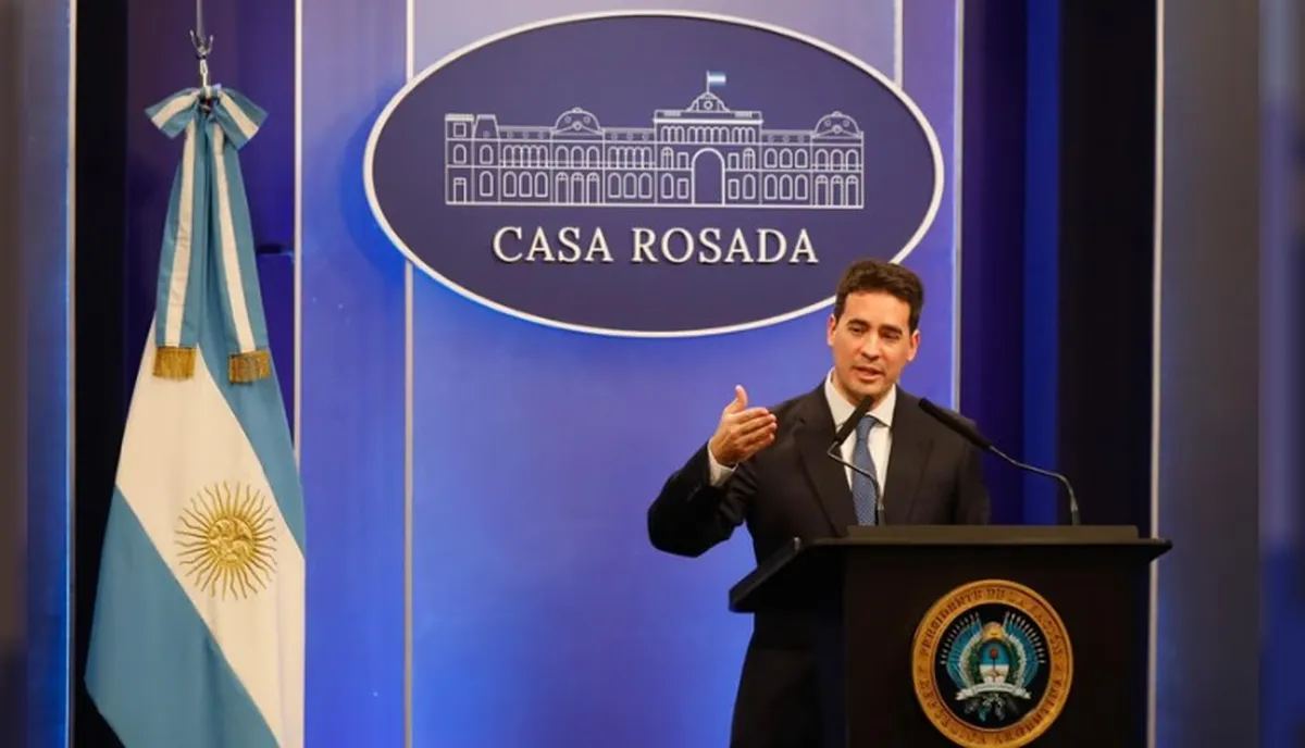 Adrián Ravier durante una conferencia en Casa Rosada donde respondió sobre la polémica educativa.