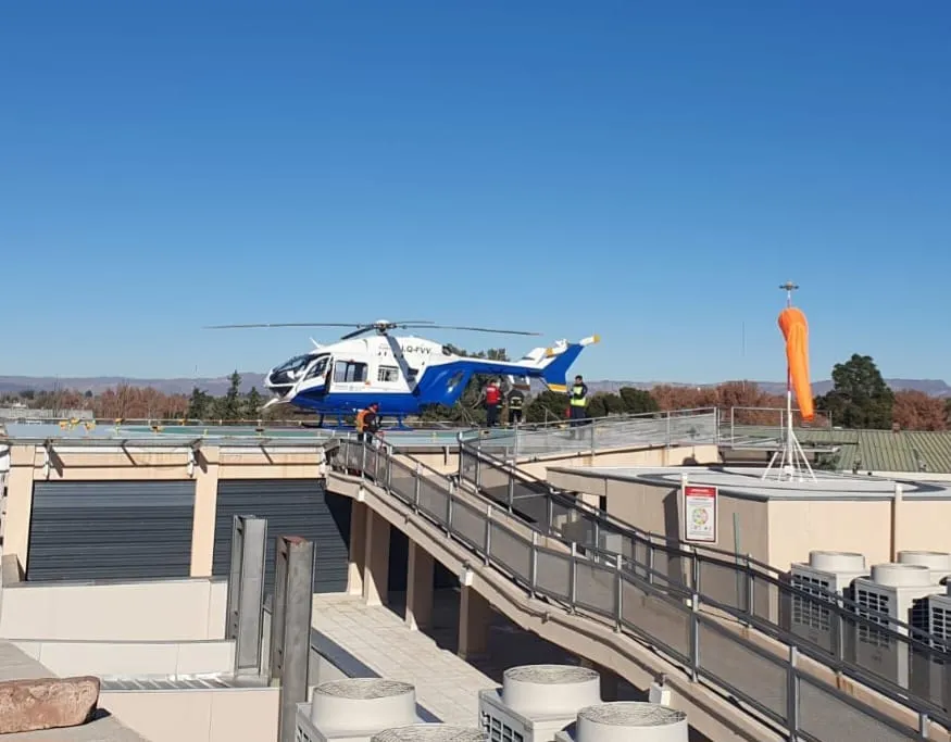 El helicóptero Halcón aterrizó en el Hospital Schestakow para trasladar al paciente.